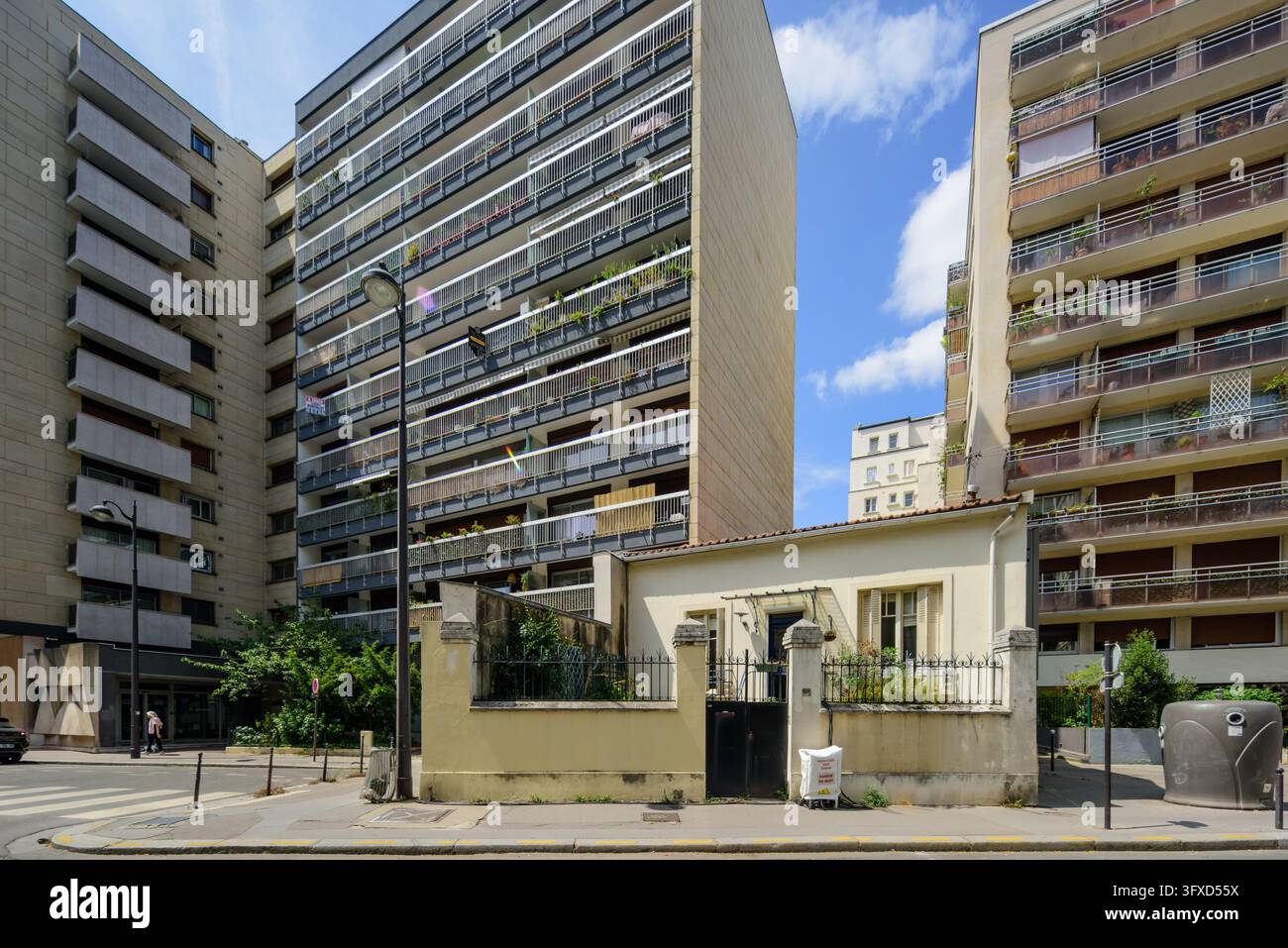 Parigi, piccola casa tra grandi edifici prefabbricati // Parigi, piccola casa tra edifici massicci Foto Stock