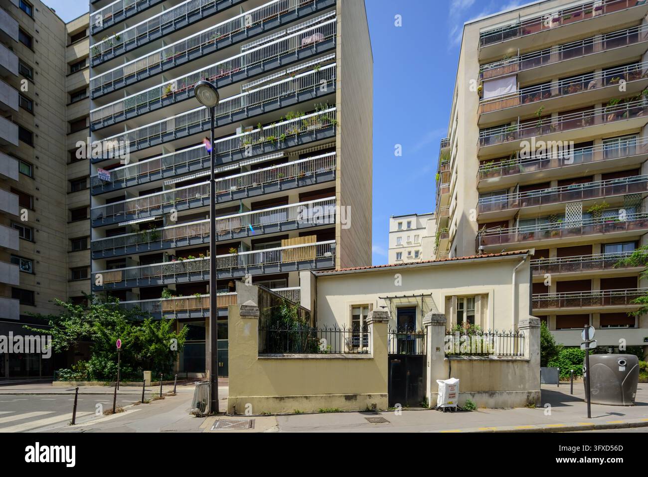 Parigi, piccola casa tra grandi edifici prefabbricati // Parigi, piccola casa tra edifici massicci Foto Stock