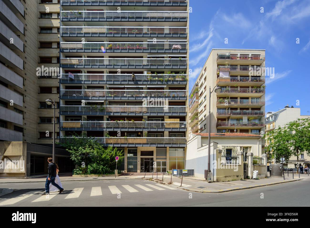 Parigi, piccola casa tra grandi edifici prefabbricati // Parigi, piccola casa tra edifici massicci Foto Stock