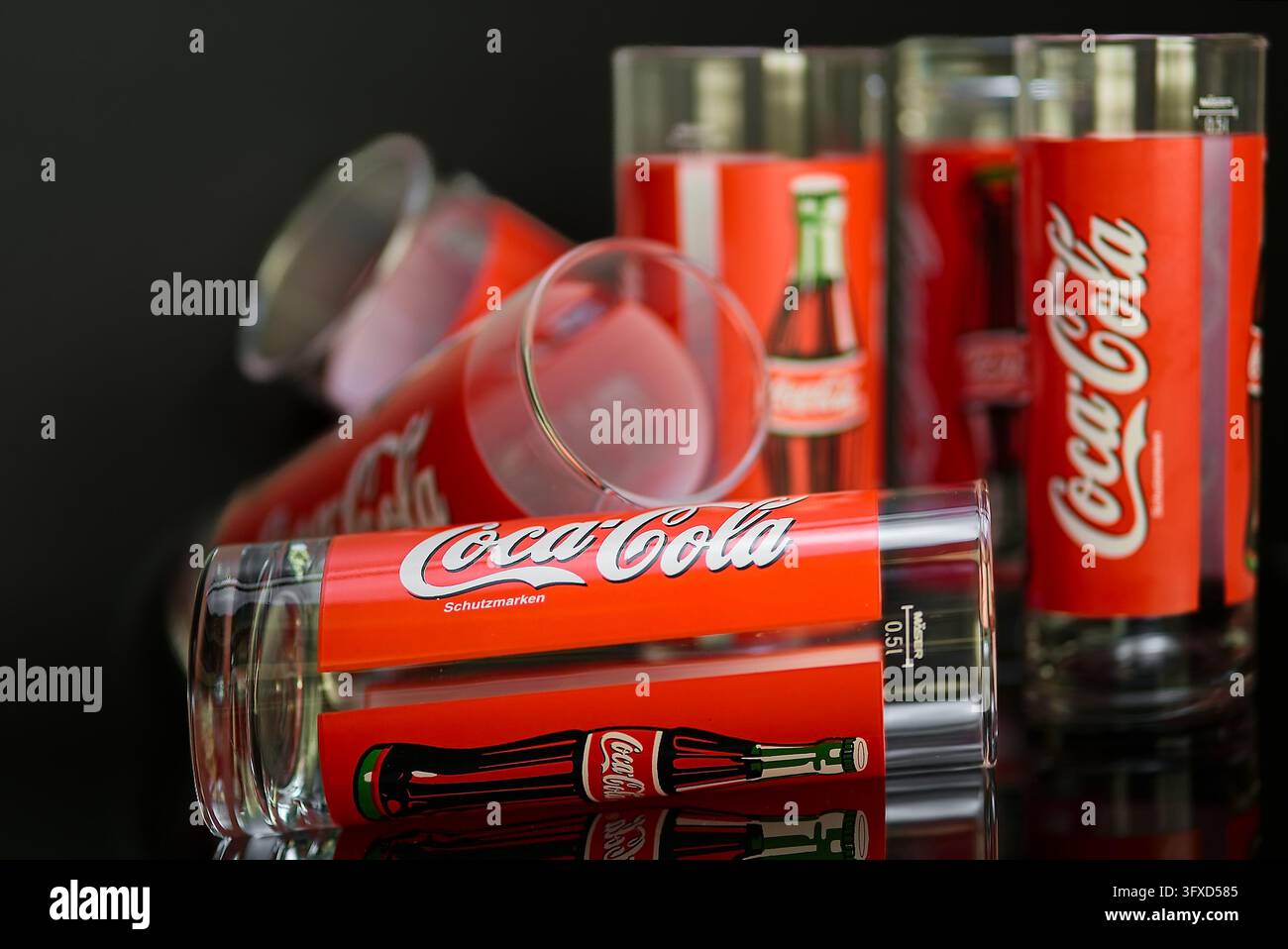 PEZINOK, SLOVACCHIA - 17 SET 2025: Foto editoriale in studio di una collezione di bicchieri di vetro Coca-Cola di marca. Foto Stock