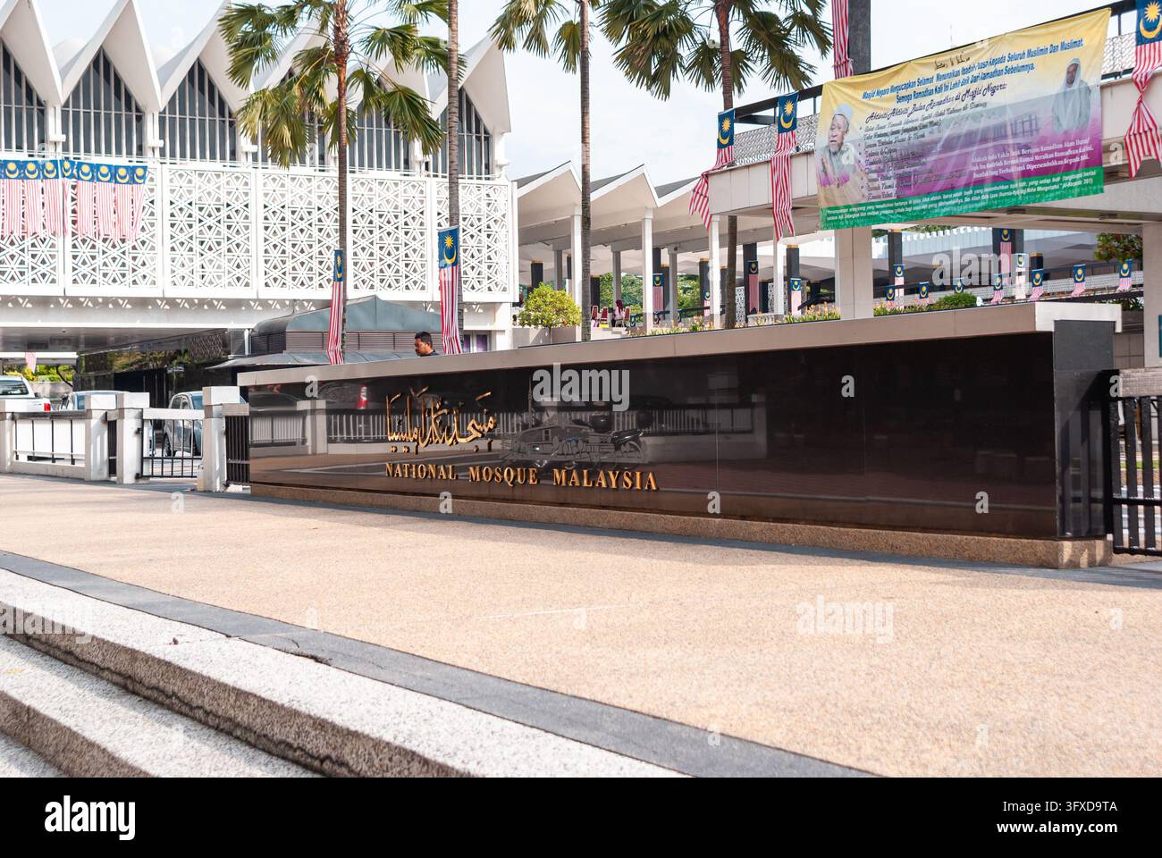 KUALA LUMPUR, MALESIA - 20 AGOSTO 2011: L'area d'ingresso della Moschea Nazionale della Malesia (Masjid Negara) è decorata con bandiere malesi e un Foto Stock