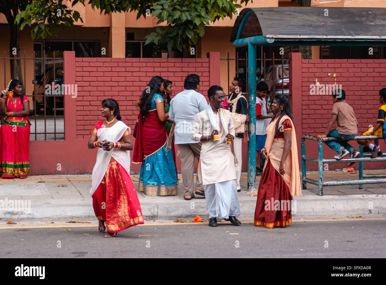 KUALA LUMPUR, MALAYSIA - 20 AGOSTO 2011: Membri della comunità indiana di Kuala Lumpur si riuniscono in abiti tradizionali in una strada della città durante un evento culturale Foto Stock