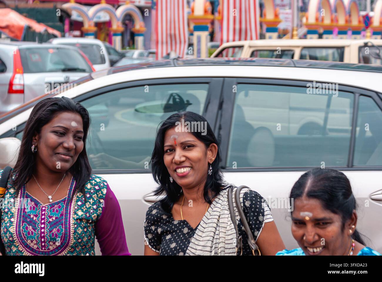 KUALA LUMPUR, MALESIA - 20 AGOSTO 2011: Membri della comunità indiana di Kuala Lumpur si riuniscono nel quartiere di Little India a Brickfields, Malesia, mentre Foto Stock