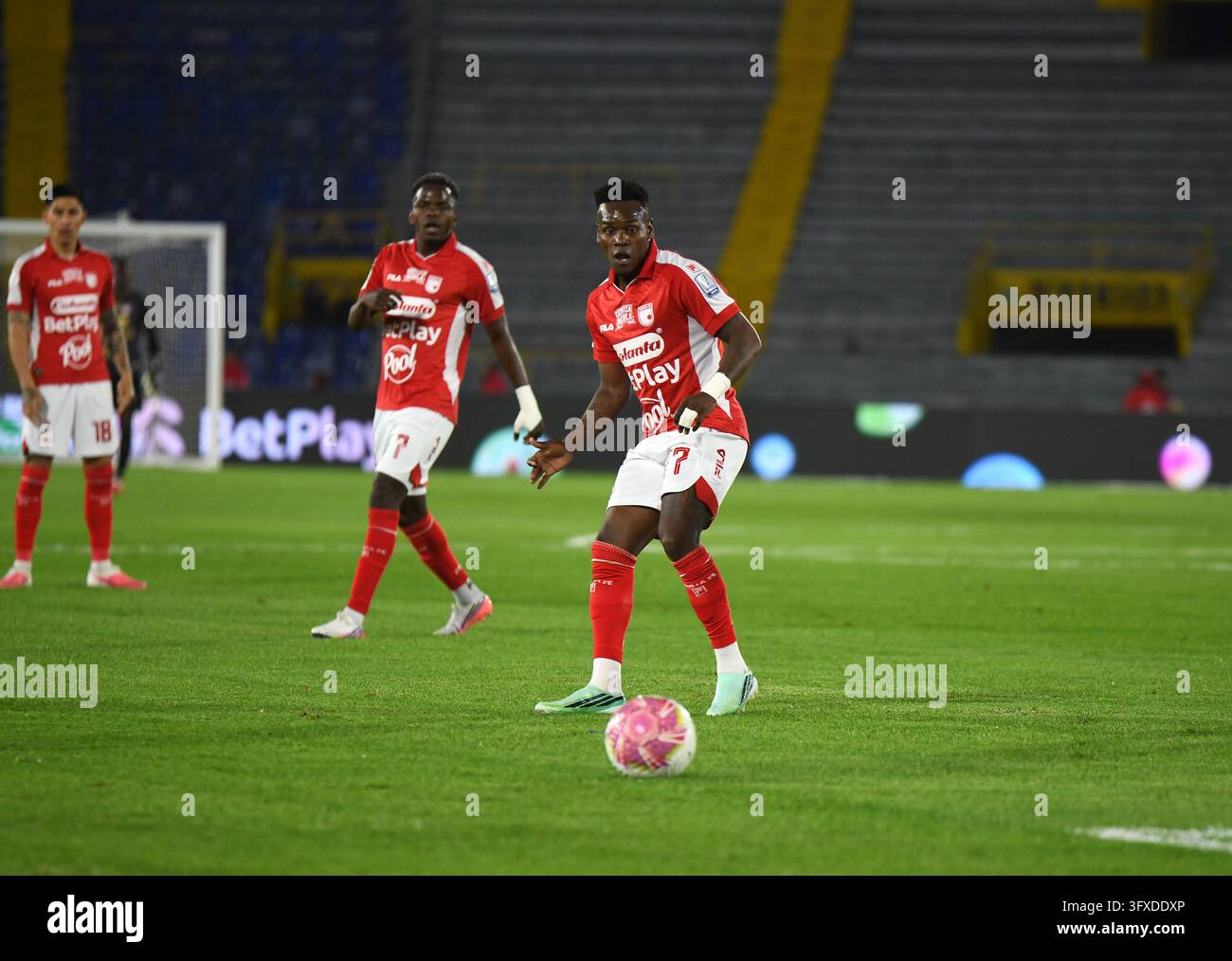 Bogotá, Colombia. 21 ottobre 2026. La squadra di Bogotá Independiente Santa Fe affronta Jaguares durante il secondo semestre della BetPlay Dimayor League allo stadio El Campín di Bogotá il 21 ottobre 2026. (Foto di Andres Lozano/StringersHub/Sipa USA) Credit: Sipa USA/Alamy Live News Foto Stock