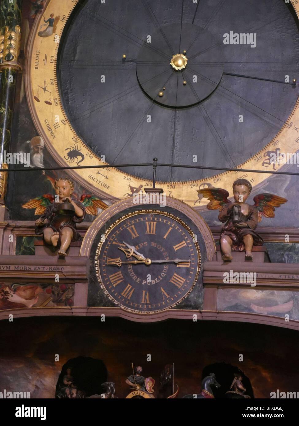 STRASBOURG, FRANCIA - 27 MAGGIO 2025 - Orologio astronomico della cattedrale di Strasburgo che mostra le orbite planetarie, meccanica celeste ornata, putti decorativi sur Foto Stock
