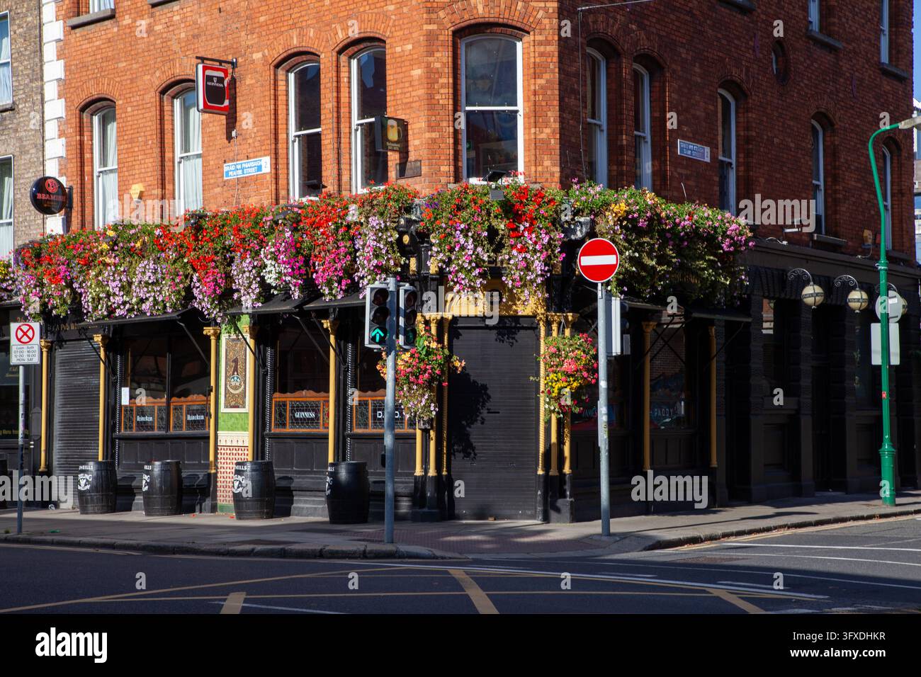 storica O'Neill's Bar e Townhouse situata all'angolo tra Suffolk Street e Pearse Street a Dublino, Irlanda Foto Stock