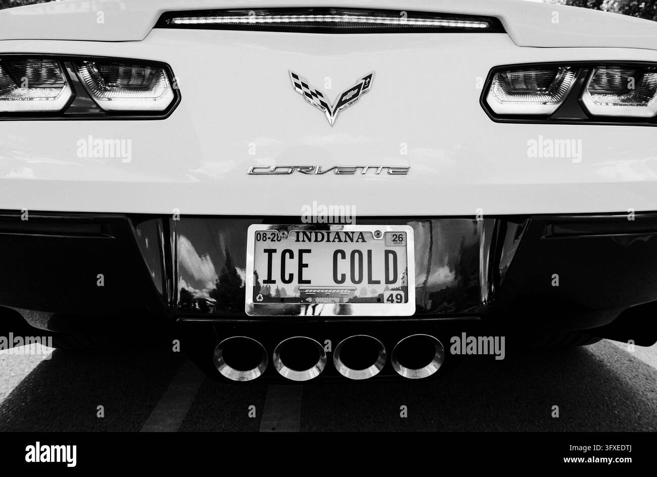 Una Corvette con una targa che recita Ice Cold 20 giugno 2026 a Indianapolis, Indiana. Foto Stock