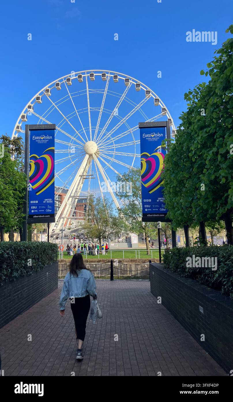 Un visitatore si dirige verso la ruota Ferries all'Albert Dock di Liverpool, Inghilterra Foto Stock