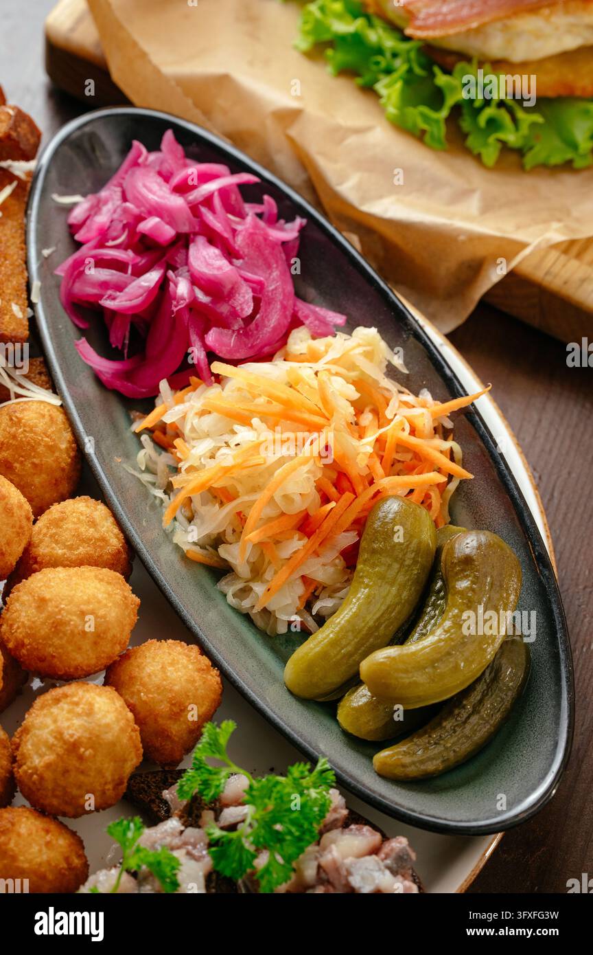 Verdure sottaceto assortiti e antipasti su un vassoio Foto Stock