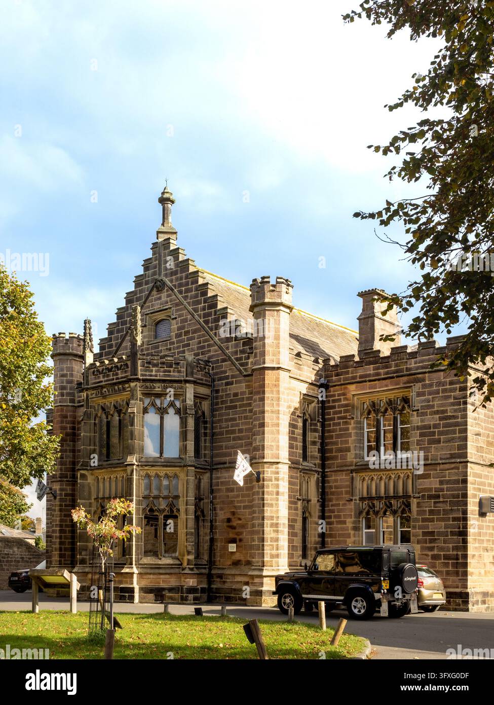 Gabbia a gradini e finestra a bovindo dell’Hotel de Ville, municipio di Ripley, Ripley, North Yorkshire, Inghilterra. Foto Stock