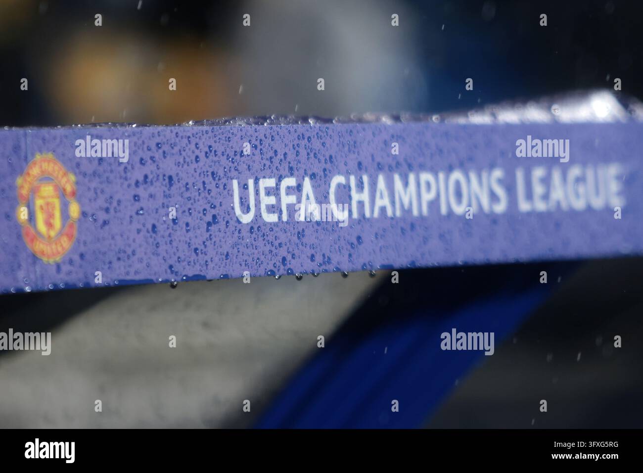 Como, Italia. 21 ott., 2026. COMO, ITALIA - 21 OTTOBRE: Il logo del Manchester United è visto con il branding della UEFA Champions League durante la partita della fase a gironi MD3 della UEFA Champions League 2026/27 tra Como 1907 e Manchester United allo stadio Giuseppe Sinigaglia il 21 ottobre 2026 a Como, Italia. (Foto di Nderim Kaceli/BSR Agency) Credito: BSR Agency/Alamy Live News Foto Stock