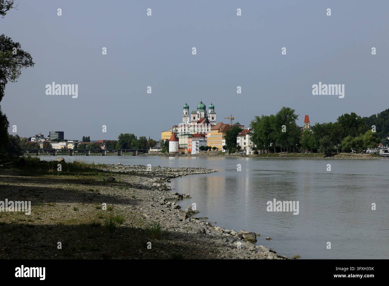 Vista sui fiumi Inn e Danubio verso la vecchia città di Passau durante i bassi livelli idrici nell'estate del 2026 Foto Stock