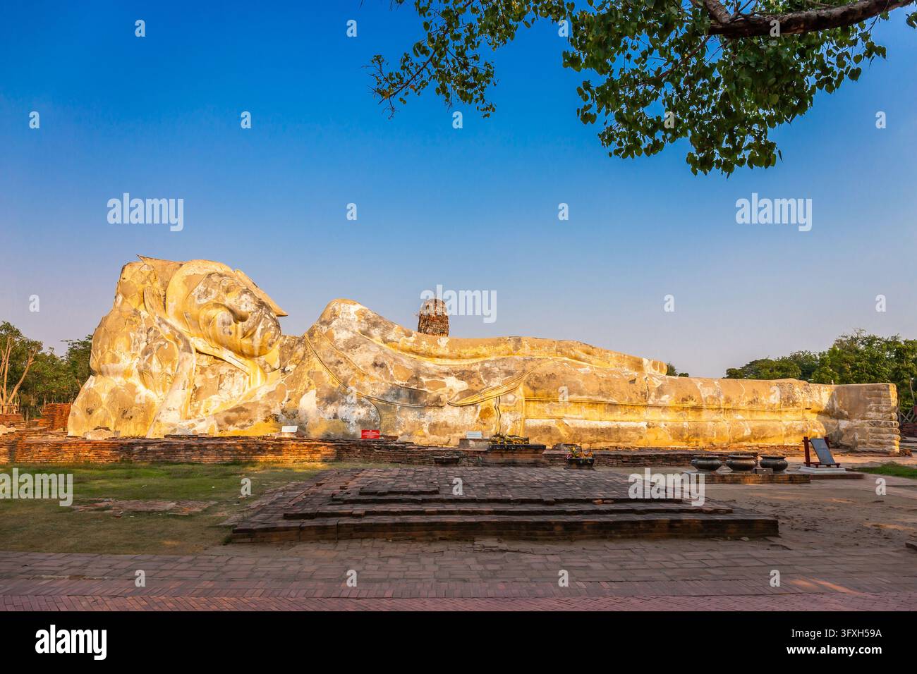 Grande statua di Buddha bianca sdraiata al Wat Lokayasutharam. Parco storico di Ayutthaya, Thailandia Foto Stock