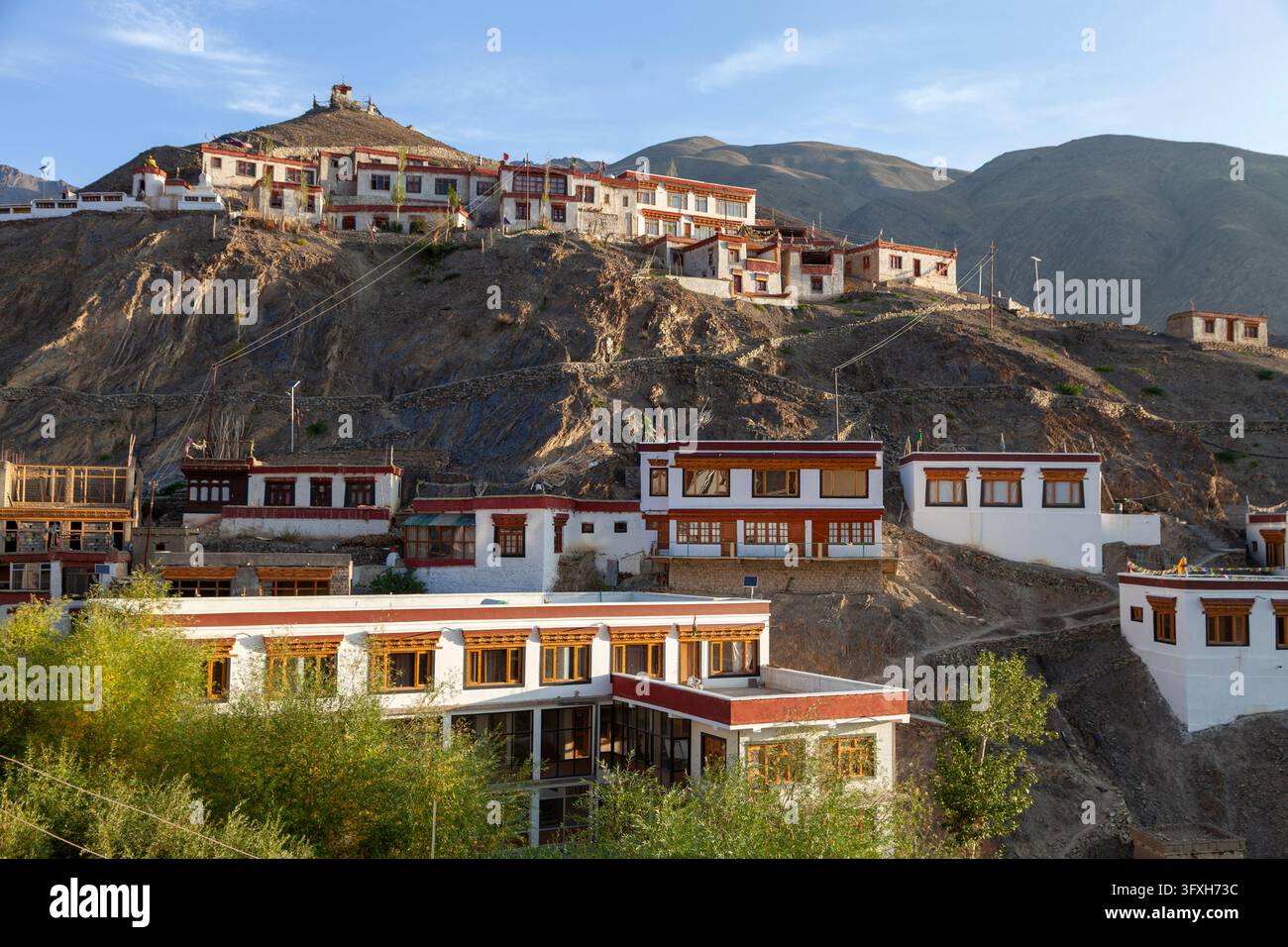 Edifici imbiancati a calce del monastero di Yuru su una collina sotto un cielo blu, Ladakh, Lamayuru, India Foto Stock