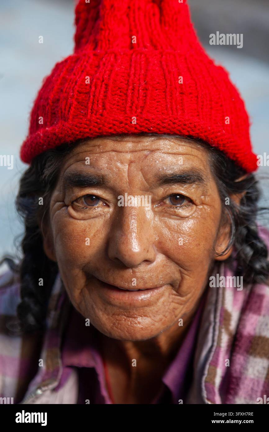 Ritratto di una persona anziana sorridente con cappello di lana rosso, Ladakh, Leh, India Foto Stock