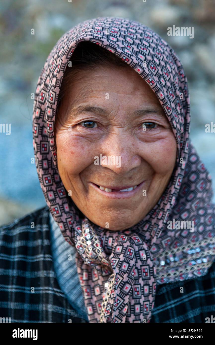 Ritratto di una vecchia donna sorridente con un foulard a motivi, Ladakh, Leh, India Foto Stock