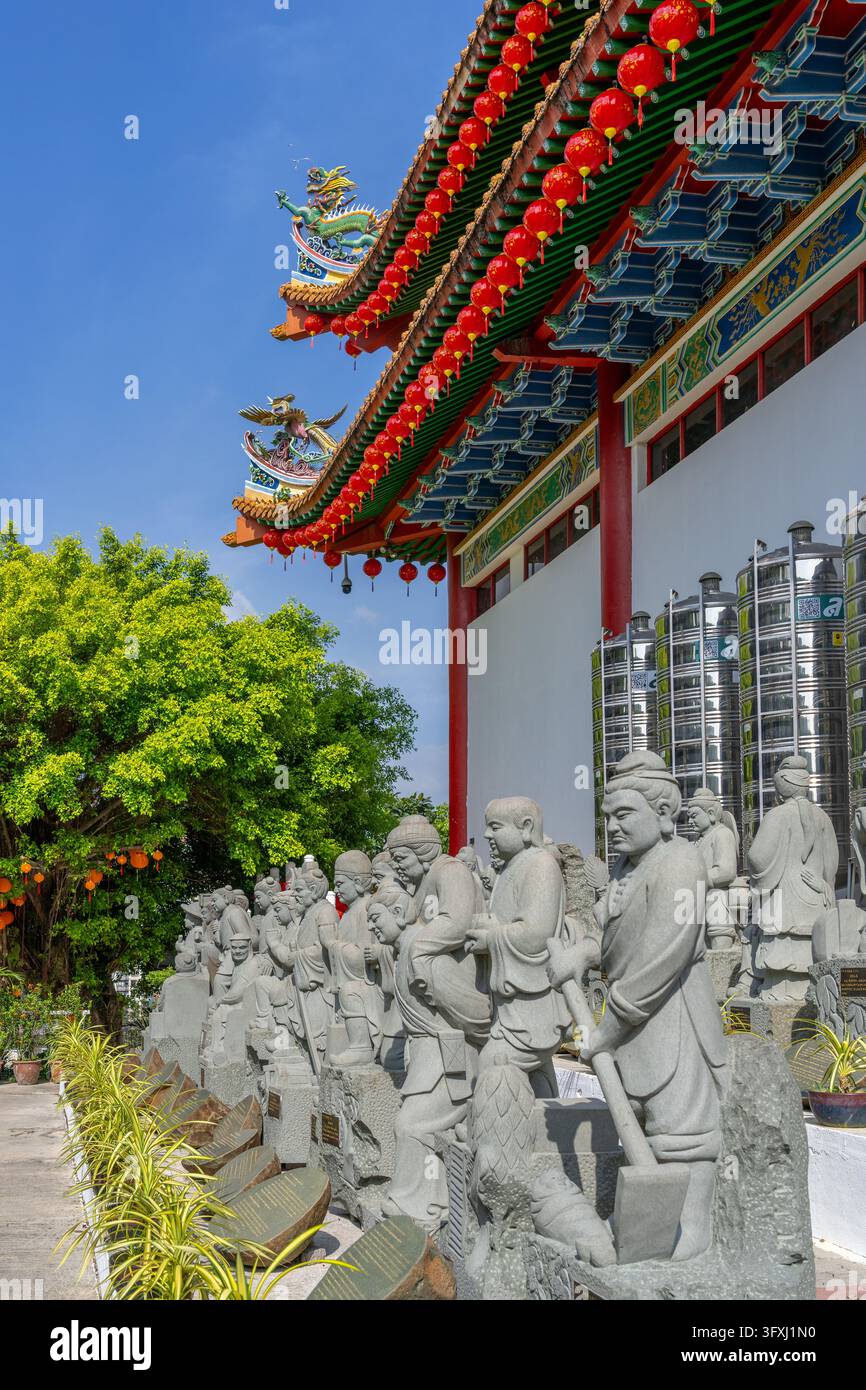 Tempio Thean Hou / Tempio Tian Hou, sculture dei dei cinesi Shou, Lu e Fu Sanxing nella città, Kuala Lumpur, Malesia, Asia Foto Stock