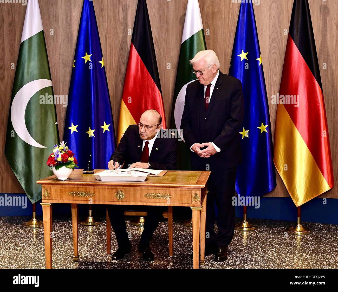 BERLINO, GERMANIA - 23-Ott-2026: Il presidente pakistano Asif Ali Zardari ha firmato il libro degli ospiti presso l'Ufficio del Presidente a Berlino, assistito dal presidente tedesco Frank-Walter Steinmeier. Questo evento, tenuto venerdì, segna il rafforzamento dei legami diplomatici tra il Pakistan e la Germania. La firma cerimoniale, accompagnata dalle bandiere nazionali e dell'Unione Europea, sottolinea la collaborazione e il dialogo in corso tra le due nazioni. Tali impegni diplomatici migliorano le relazioni bilaterali e promuovono la comprensione reciproca, contribuendo alla cooperazione regionale e internazionale. Foto Stock