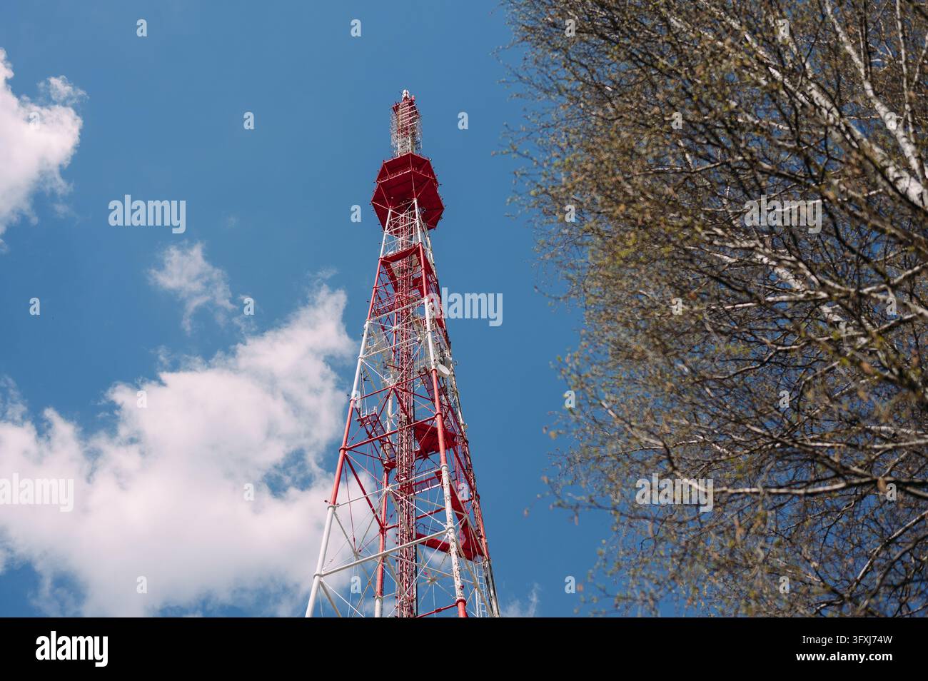 Torre di telecomunicazioni rossa e bianca contro un cielo blu Foto Stock