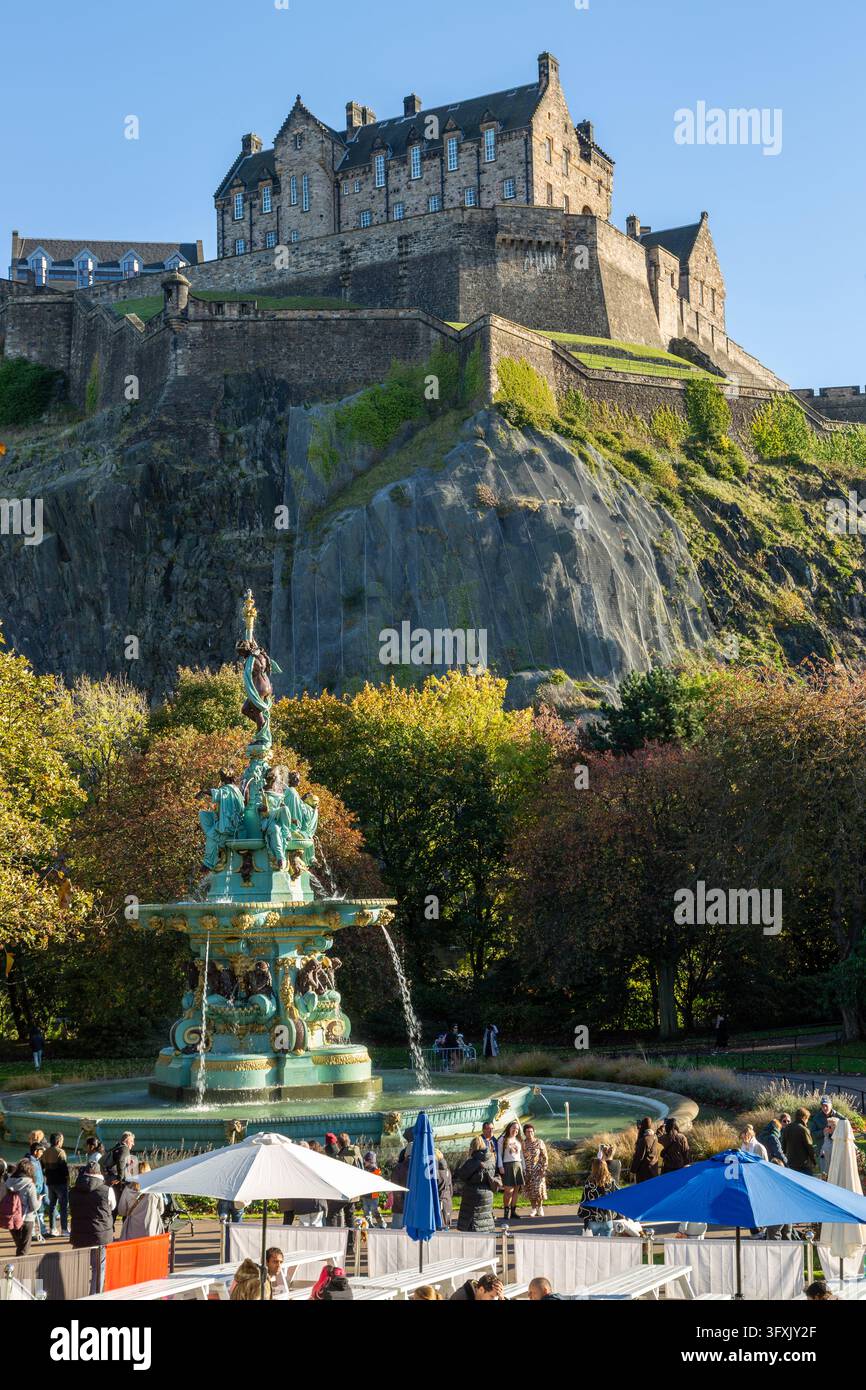 La fontana ornata di Ross nei giardini di West Princes Street con il castello di Edimburgo che si erge sullo sfondo Foto Stock
