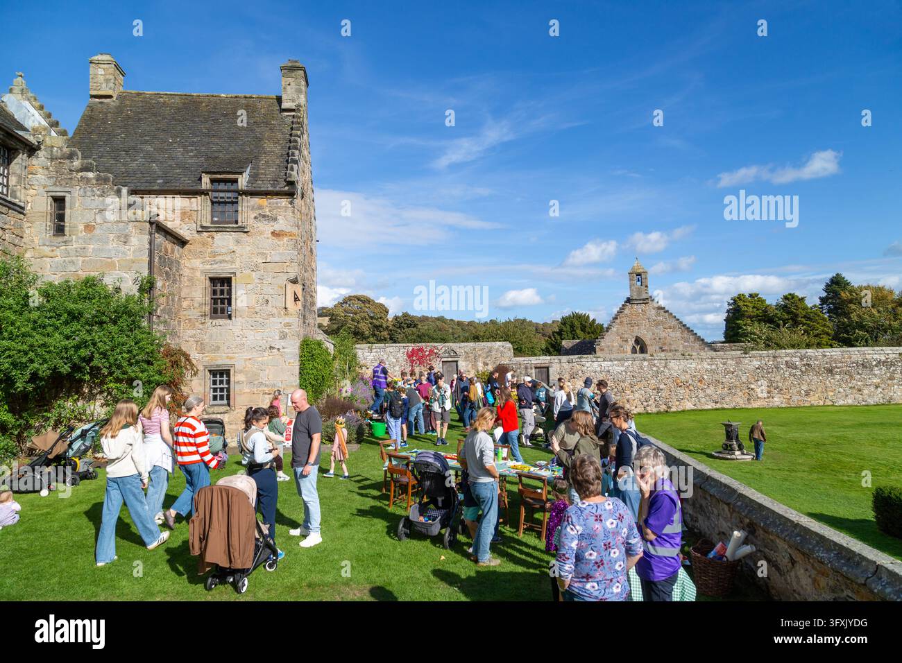 I visitatori si sono radunati sui prati di Aberdour Castle per una giornata della mela, Fife, Scozia Foto Stock
