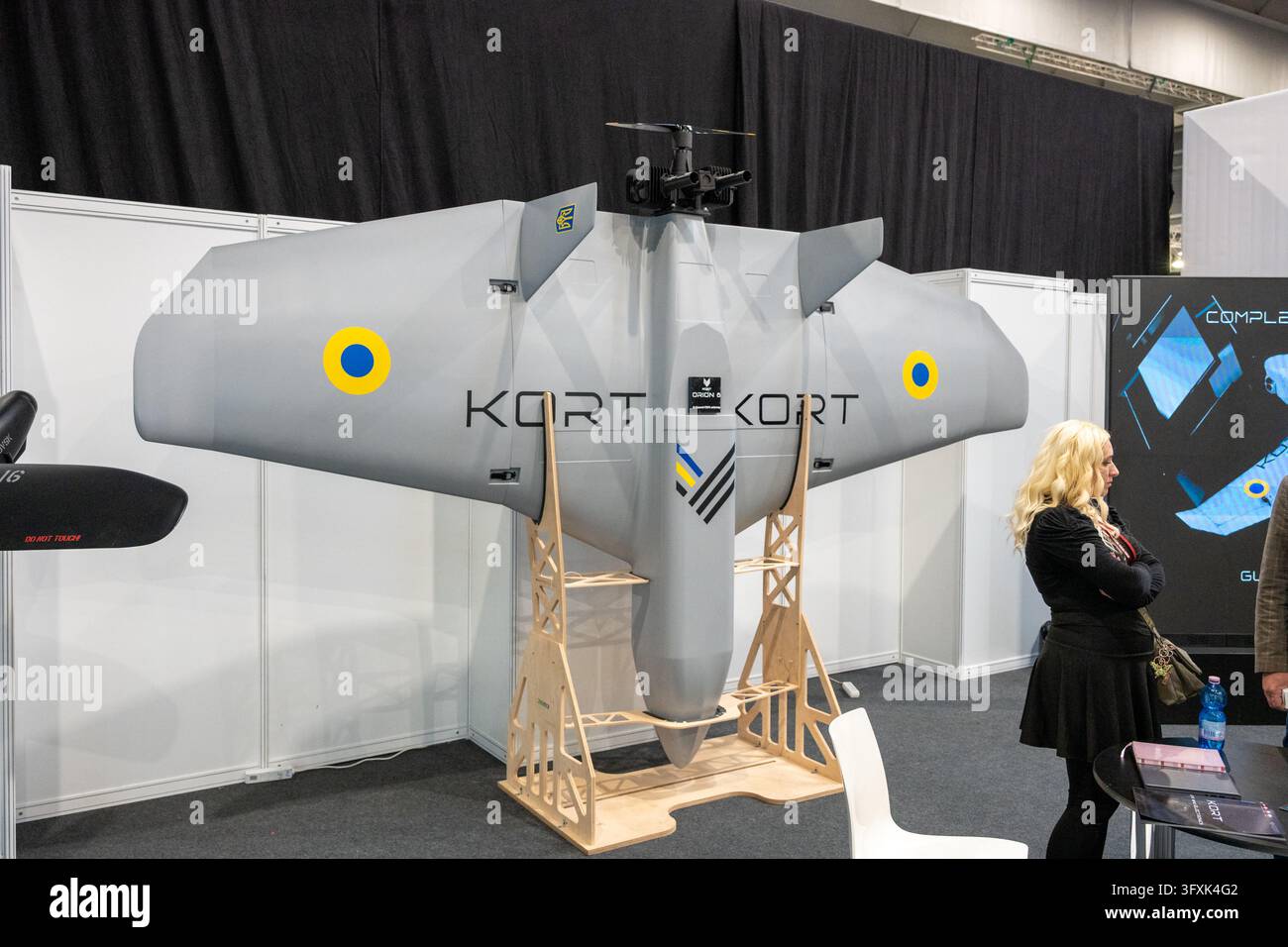 Grande drone ad ala fissa KORT con rondelle ucraine visualizzate verticalmente al Future Forces Forum 2026. Praga, Repubblica ceca, 22 ottobre 2026. Foto Stock