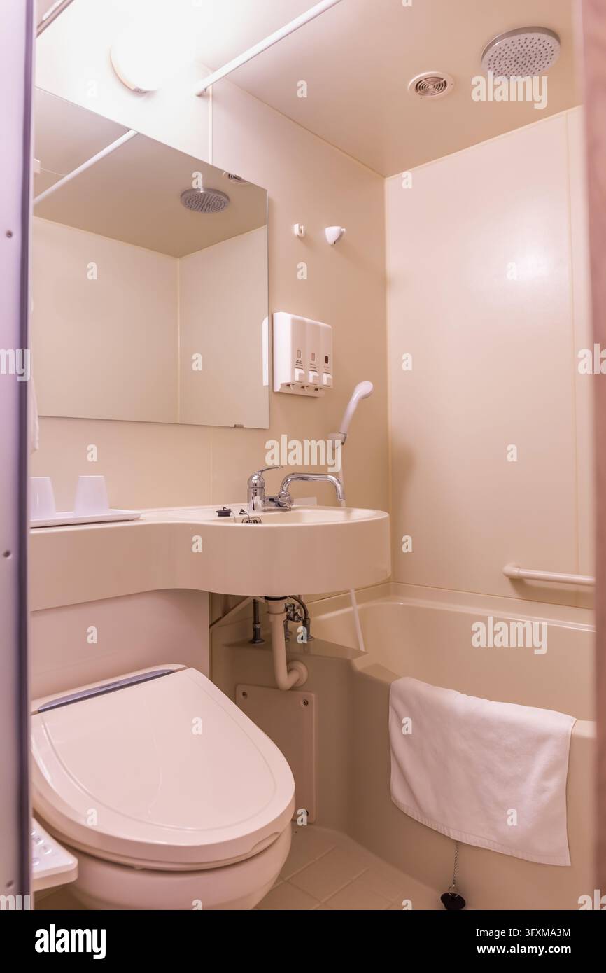 I piccoli bagni in Giappone sono popolari negli hotel, ma sono molto ben attrezzati in uno spazio limitato. Foto Stock