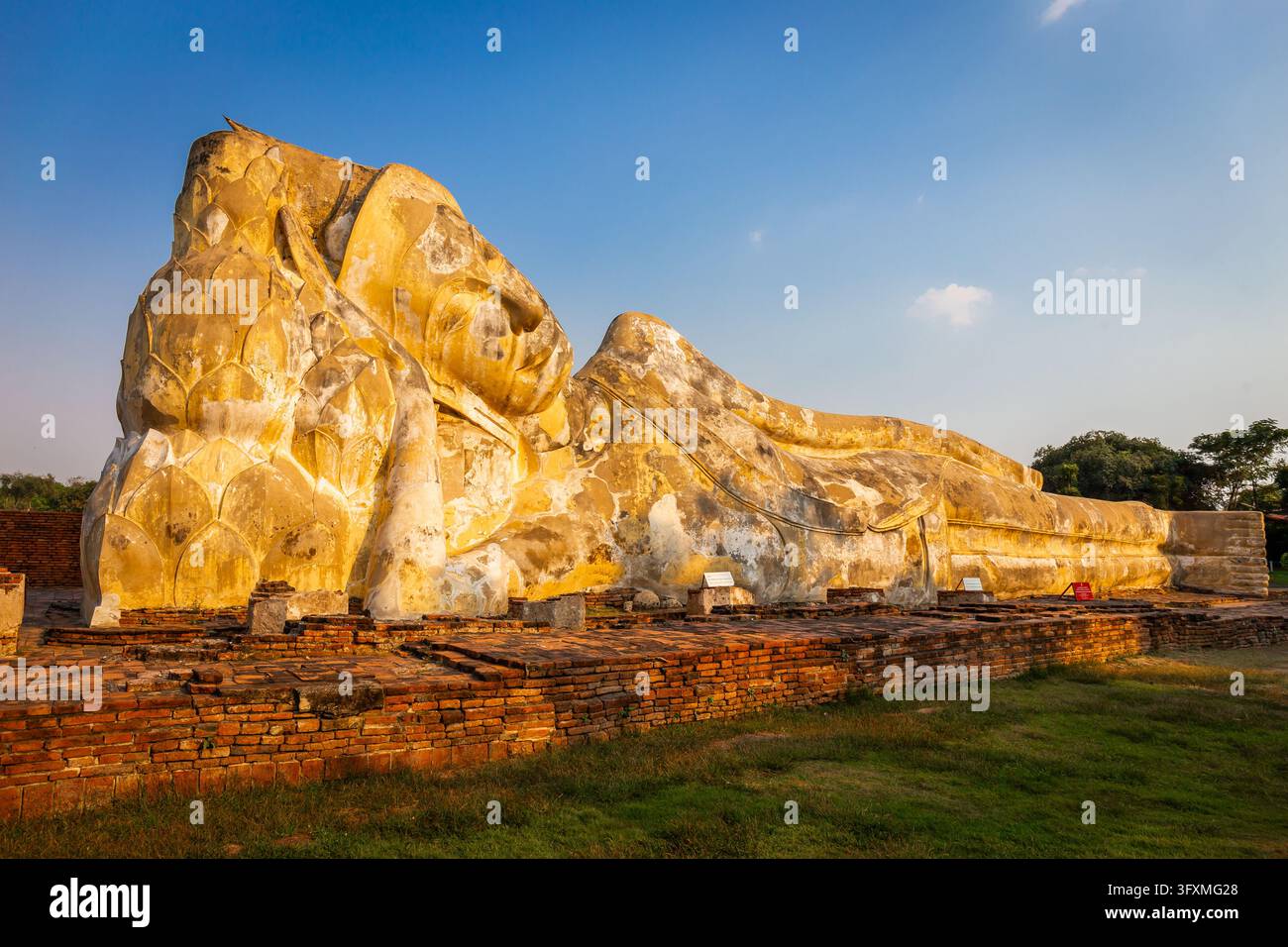 Grande statua di Buddha sdraiato al Wat Lokayasutharam, Parco Storico di Ayutthaya, Thailandia Foto Stock