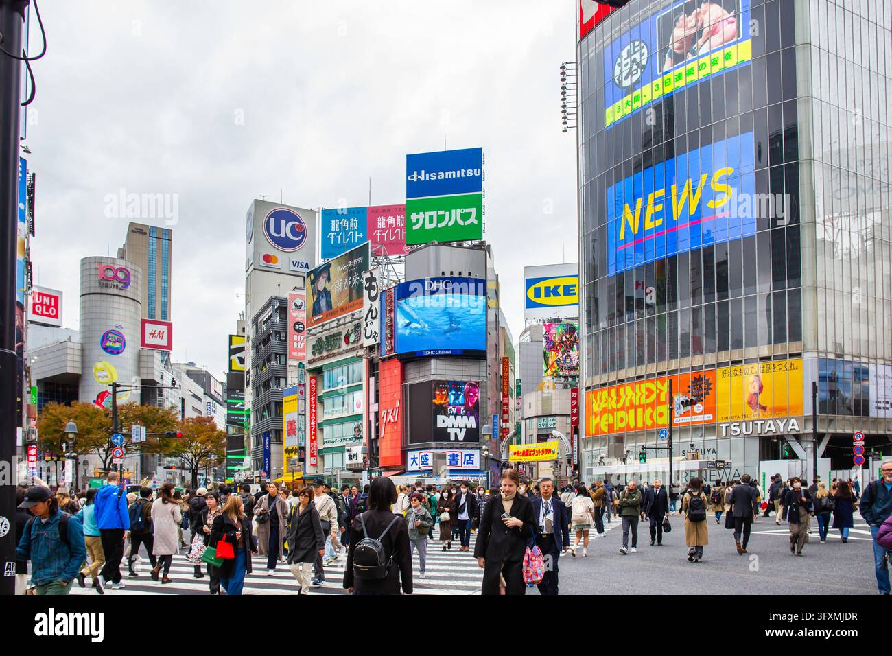 TOKYO, GIAPPONE - 15 novembre 2023: molte persone e turisti, l'incrocio di Shibuya è un famoso punto di riferimento con molti negozi sullo sfondo. Foto Stock