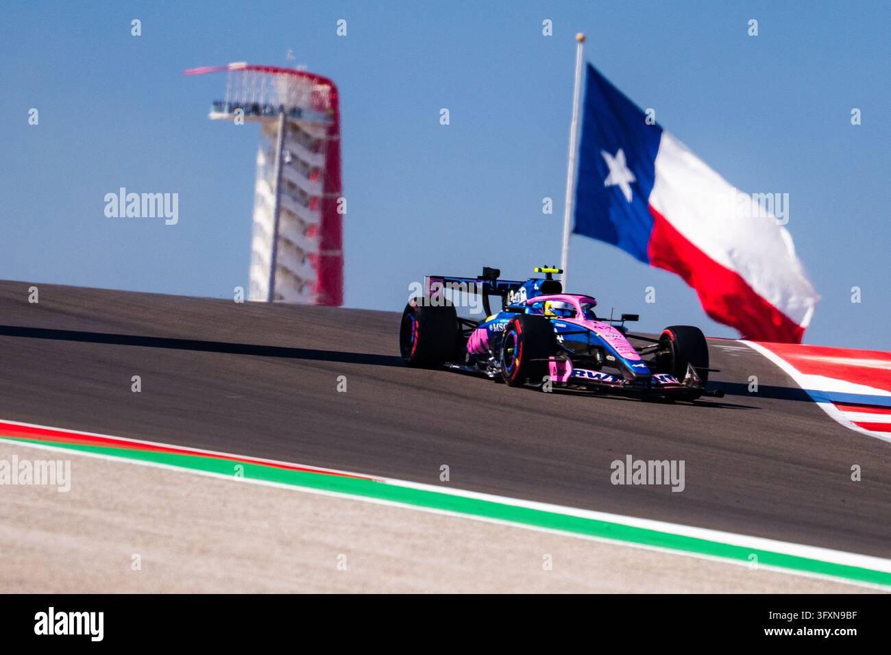 Austin, Stati Uniti. 23 ottobre 2026. FRANCO COLAPINTO #43 (ARG) del team BWT Alpine di Formula Uno (Alpine A526) con la bandiera del Texas sullo sfondo venerdì durante il Gran Premio degli Stati Uniti di Formula 1 2026 al Circuit of The Americas di Austin, Texas, Stati Uniti, il 23 ottobre 2026. Foto di Antoine LAPEYRE/Reveries Agency tramite ABACAPRESS.COM Credito: Abaca Press/Alamy Live News Foto Stock