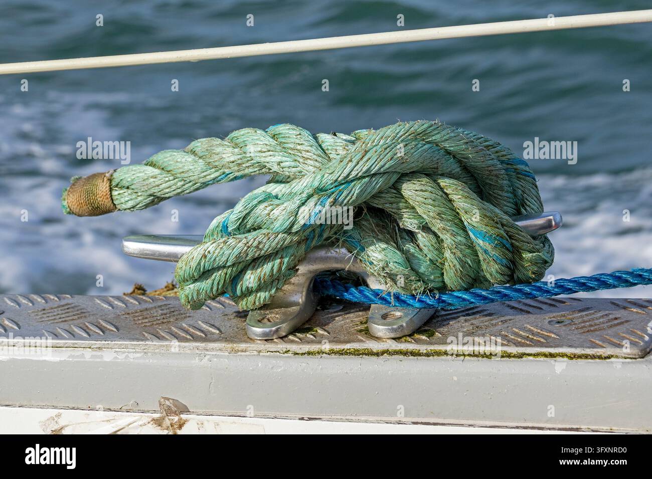 Cavi di ormeggio legati a un bittello metallico, Helgoland, Schleswig-Holstein, Germania Foto Stock