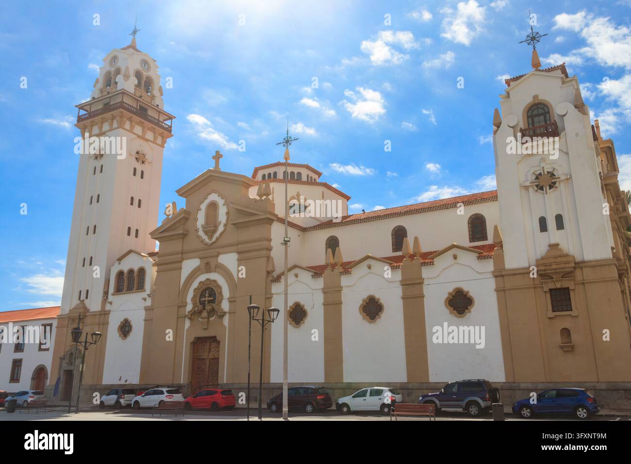 Basilica del Santuario Reale Mariano di Nostra Signora di Candelaria, il primo santuario mariano delle Isole Canarie, nella città di Candelaria sull'isola di Tene Foto Stock