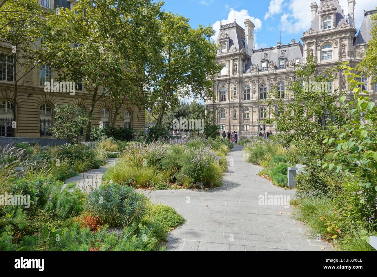 Parigi, Le Marais, Place Saint-Gervais, Jardin du 13 novembre 2015 // Parigi, Le Marais, Place Saint-Gervais, Giardino commemorativo per gli attentati di Parigi il t Foto Stock