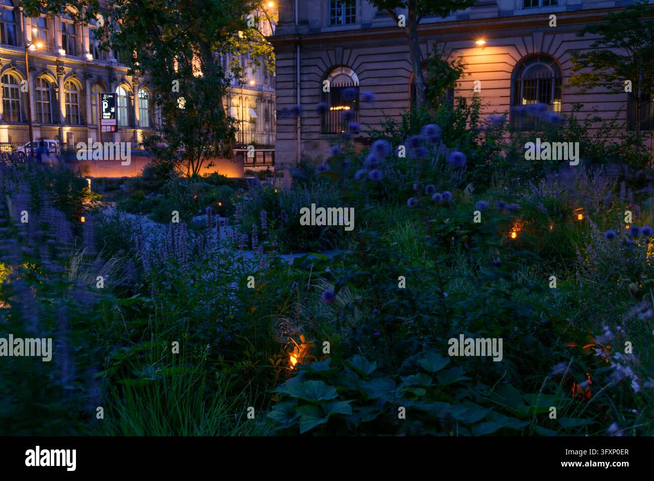 Parigi, Le Marais, Place Saint-Gervais, Jardin du 13 novembre 2015 // Parigi, Le Marais, Place Saint-Gervais, Giardino commemorativo per gli attentati di Parigi il t Foto Stock