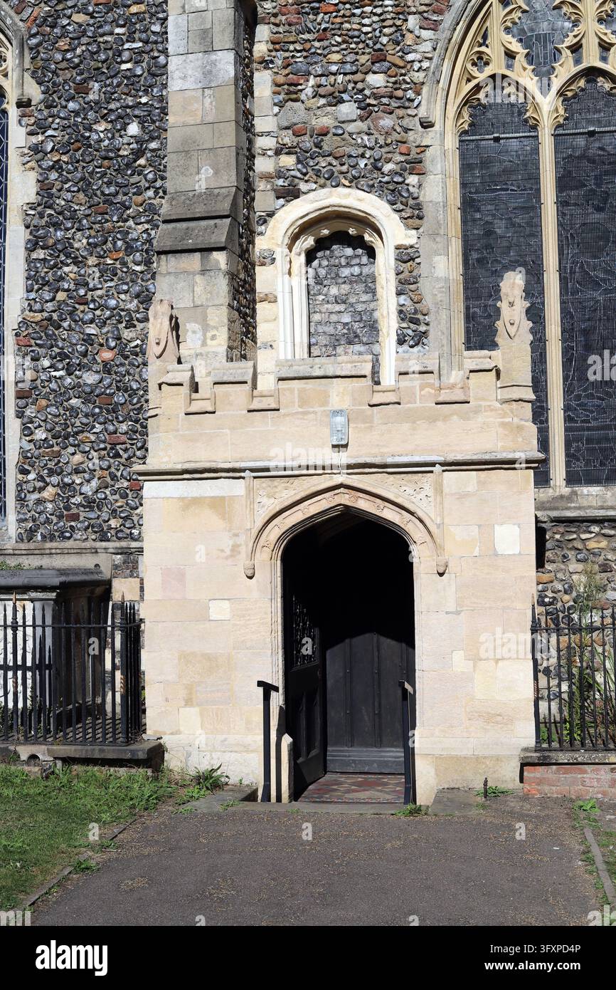 Un raro esempio di quella che si pensa essere una porta esterna per un pulpito nella Chiesa di San Michele a Beccles, Suffolk Foto Stock