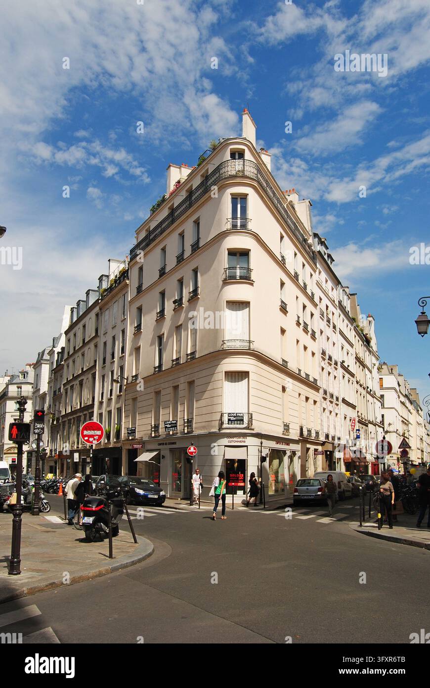 Parigi, Francia - 4 luglio 2014. Edificio d'angolo parigino e boutique su Rue Vieille du Temple, Le Marais, Parigi. Vista con proprietà commerciali Foto Stock