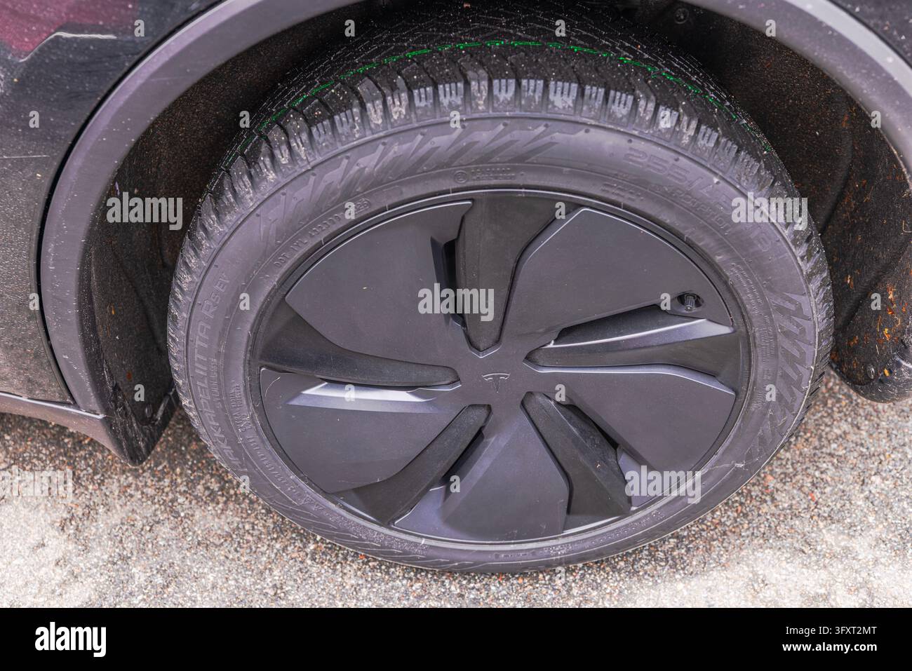 Vista ravvicinata della ruota della Tesla Model Y con pneumatico invernale Nokian Hakkapeliitta R5 EV. Svezia. Foto Stock