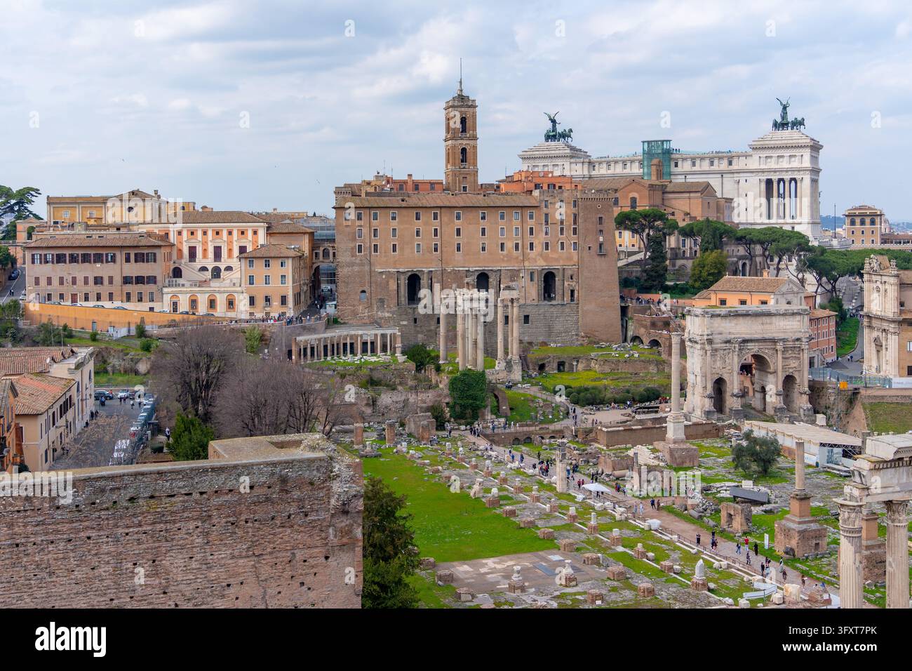 Vista panoramica dell'antico Foro Romano con rovine storiche e edifici moderni Foto Stock