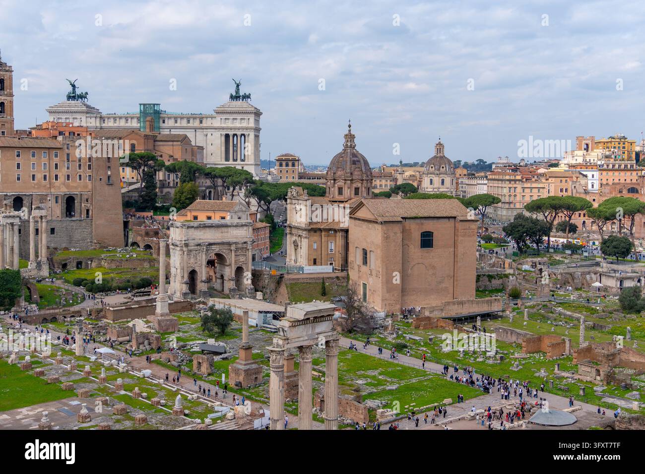 Vista panoramica dell'antico Foro Romano con rovine storiche e edifici moderni Foto Stock