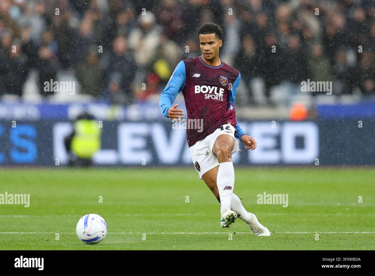 Londra, Regno Unito. 24 ott., 2026. Divine Mukasa del West Ham United fa un passaggio durante la partita di Championship tra West Ham United e Southampton al London Stadium il 24 ottobre 2026 a Londra, Inghilterra (Foto di Alexander Canillas/Sports Press Photo) Credit: SPP Sport Press Photo. /Alamy Live News Foto Stock