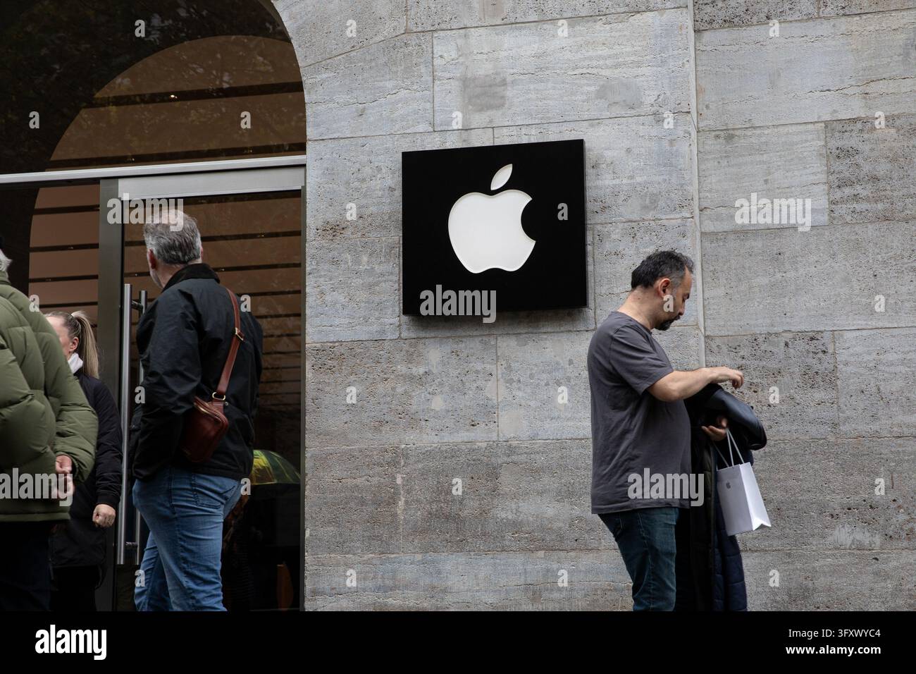 Berlino, Berlino, Germania. 24 ott., 2026. I pedoni passano davanti all'Apple Store sul Kurfürstendamm a Berlino, Germania, sabato 24 ottobre 2026. (Credit Image: © Michael Kuenne/PRESSCOV via ZUMA Press Wire) USO EDITORIALE SOLO! Non per USO COMMERCIALE! Foto Stock