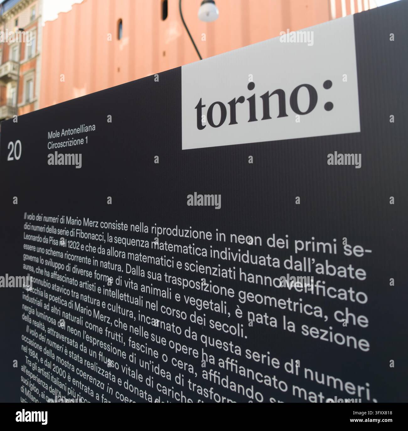 TORINO, ITALIA - 21 OTTOBRE 2026 - Pannello informativo a Torino che descrive la sequenza di Fibonacci di Mario Merz alla Mole Antonelliana Foto Stock