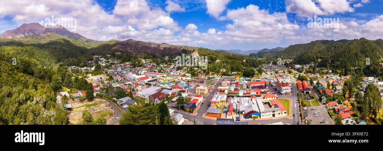 Centro della storica città mineraria della Tasmania - Queenstown. Foto Stock