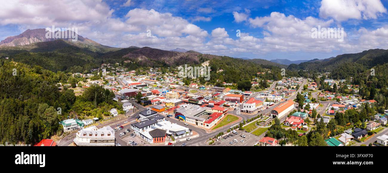 Estrazione mineraria nel centro storico di Queenstown in Australia, Tasmania – panorama aereo urbano intorno alla stazione ferroviaria cittadina. Foto Stock