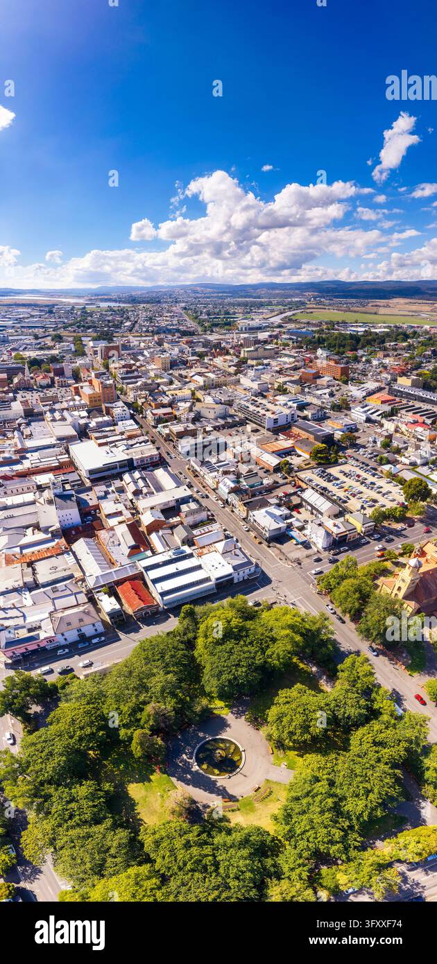 Tasmania Launceston città nella valle del Tamar - panorama aereo verticale dal parco verde al cielo blu sulle strade del centro città. Foto Stock