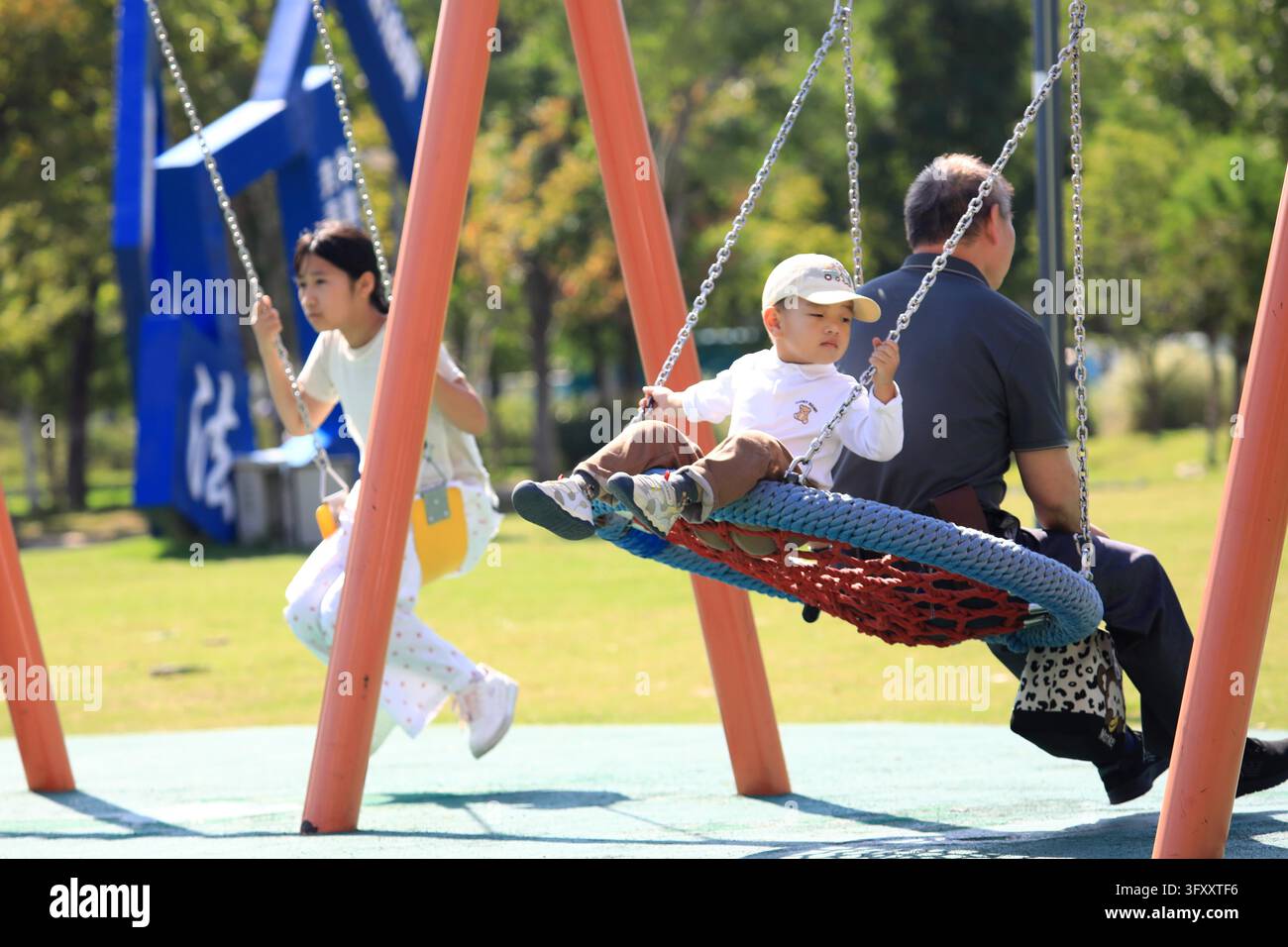 Bambini giocano su strutture sportive in un parco tascabile a Huai'an, provincia di Jiangsu nella Cina orientale, il 16 ottobre 2026. La città ha costruito parchi tascabili caratterizzati Foto Stock