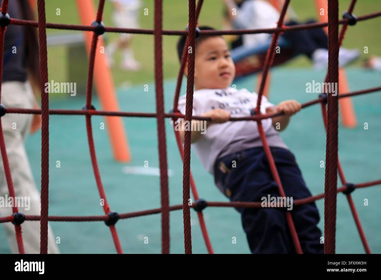 Bambini giocano su strutture sportive in un parco tascabile a Huai'an, provincia di Jiangsu nella Cina orientale, il 16 ottobre 2026. La città ha costruito parchi tascabili caratterizzati Foto Stock