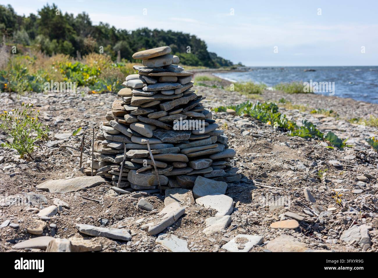 Un monumento a cairn di pietra sulla costa dell'isola di Öland, Svezia, vicino ad Alunbruket in una giornata estiva soleggiata. Foto Stock