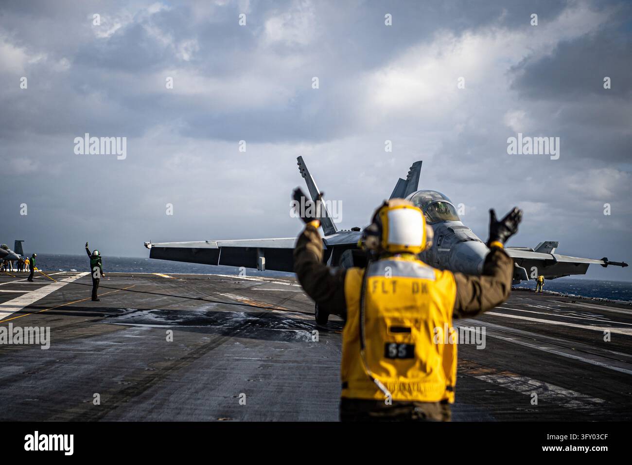 Un F/A-18F Super Hornet dei “Flying Eagles” dello Strike Fighter Squadron (VFA) 122 si sposta sull'area di atterraggio dopo un atterraggio arrestato Foto Stock