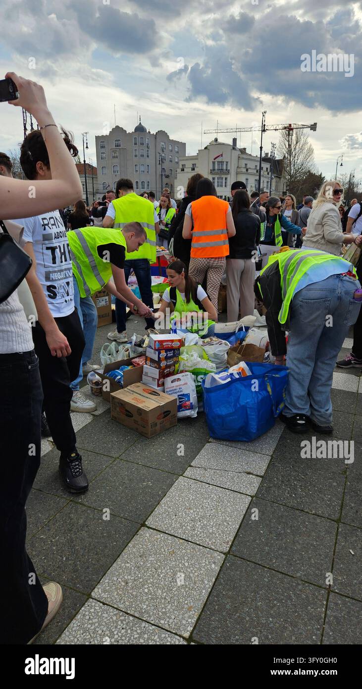 Adunanza pubblica a Budapest in sostegno degli studenti protestatari serbi in bicicletta per Strasburgo il 5 aprile 2025 Foto Stock